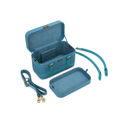Della Q Train case Teal